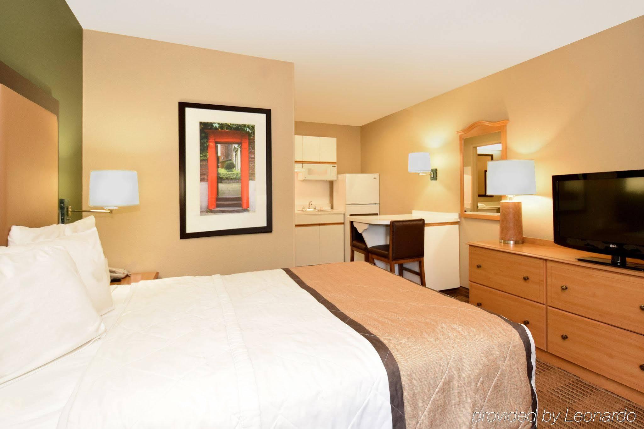 Extended Stay America Select Suites - Raleigh - Research Triangle Park - Hwy 55 Дърам Екстериор снимка