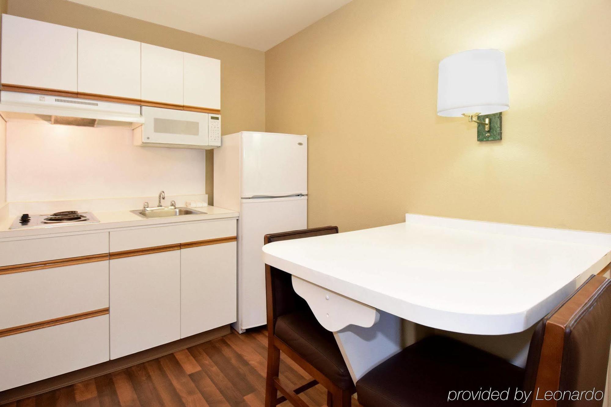 Extended Stay America Select Suites - Raleigh - Research Triangle Park - Hwy 55 Дърам Екстериор снимка
