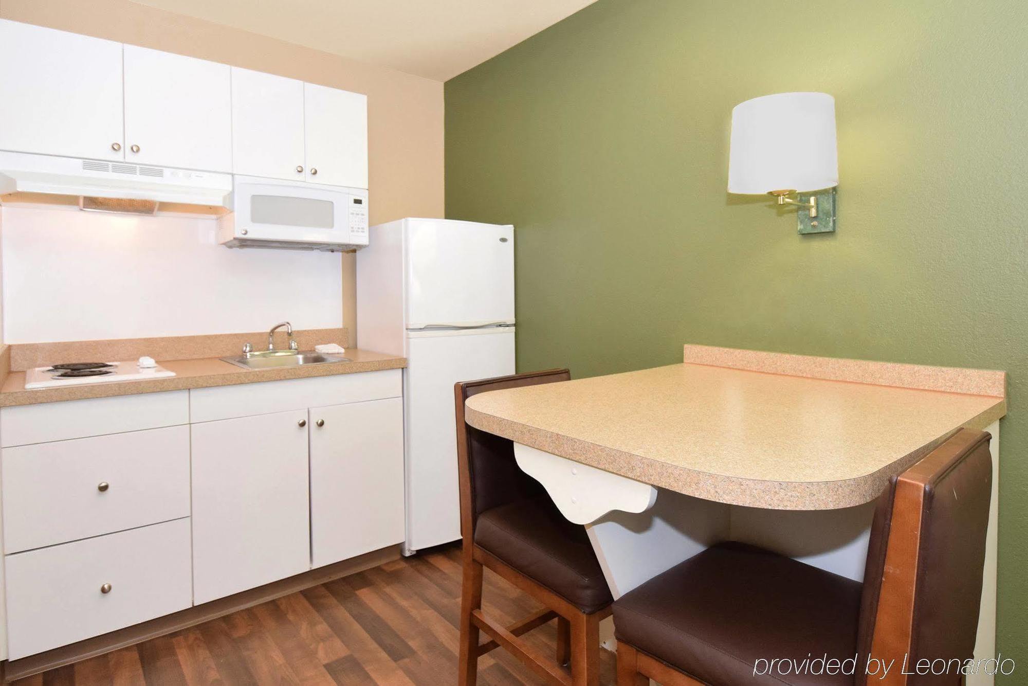 Extended Stay America Select Suites - Raleigh - Research Triangle Park - Hwy 55 Дърам Екстериор снимка